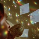 Девушка пьет чай в дискобаре и выбирает между Few-shot и zero-shot
